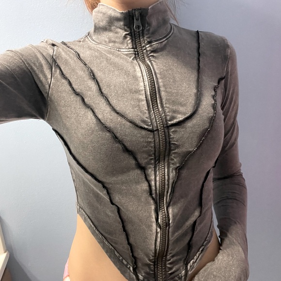 SO flattering hot y2k top 💋 - Picture 1 of 3